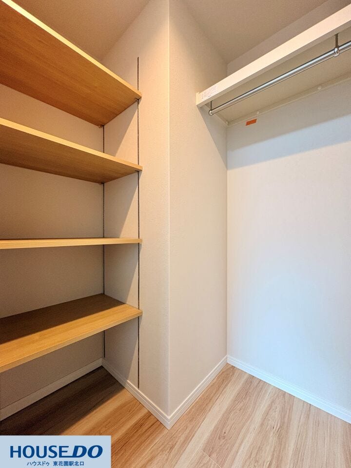 衣類用のハンガーパイプに加え、高さを変えられる可動棚を設けた大容量の収納スペースです。バッグや帽子、畳んで保管したい衣類も場所を決めて収められるため、居室部分をより広く、ゆったりと使えます。