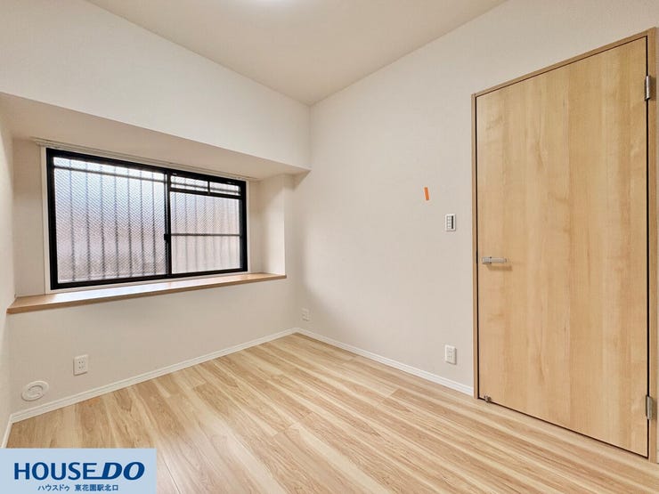 室内のドアも木目調で統一されており、落ち着いたまとまりを感じさせます。コンセントが複数箇所に配置されているため、デスクや家電のレイアウトも自由。生活動線に配慮された、使い勝手の良い間取りです。