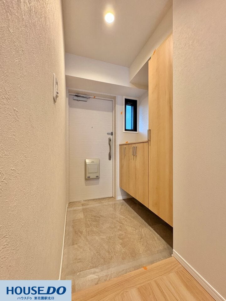 姿見付きのシューズボックスを備えた、すっきりとした玄関です。小窓から自然光が入るため、日中も明るい印象を与えます。段差の少ないフラットな造りで、外出時や帰宅時もスムーズに移動できる設計です。