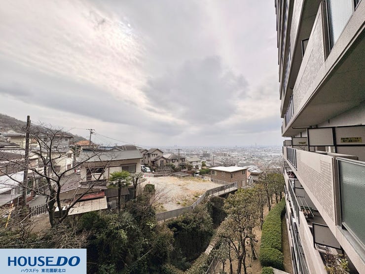 高台に位置しているため、遮るもののない開放的な景色が広がります。遠くの街並みまで見渡すことができ、日当たりや通風も良好です。季節や時間とともに移り変わる空の様子を身近に感じられる住環境です。