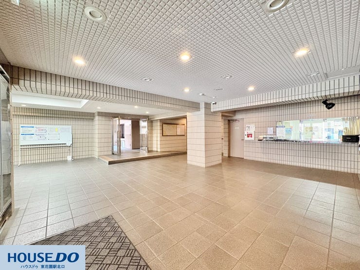 タイル貼りの落ち着いた雰囲気のエントランス。管理員室が面しており、日々の安心感を高めています。広々とした空間はベビーカーや大きな荷物を持っての移動もしやすく、住まう方を心地よく迎え入れます。