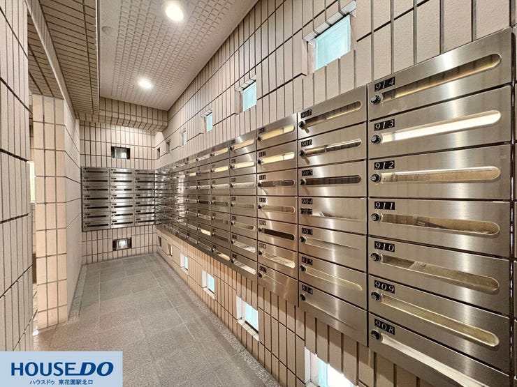 ダイヤル錠付きのメールボックスが整然と並ぶ、管理の行き届いた共有スペース。明るい照明で夜間の確認もスムーズです。お部屋番号が分かりやすく表示されており、日々の郵便物の受け取りも快適に行えます。