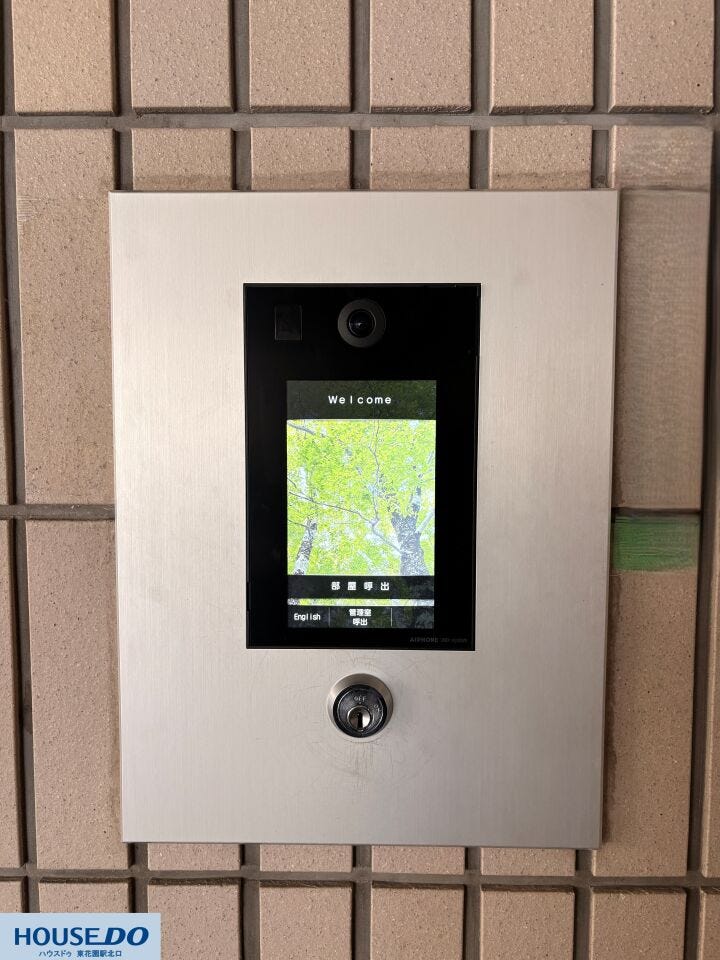 来訪者を確認できるモニター付きのオートロックシステムを採用。操作パネルはシンプルで使いやすく、住戸内から解錠できるため、防犯面でも配慮されています。日々の暮らしに安心感をもたらす設備です。