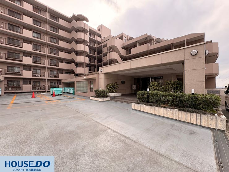 敷地内に平置きの駐車スペースを確保。出し入れがしやすく、お買い物帰りやお出かけの際も便利です。建物全体が周囲の環境に溶け込み、空を広く感じられる開放的な立地が特徴のマンションです。