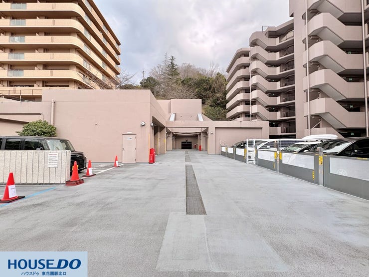 整理整頓された共用部。ゴミ置き場や駐輪場へのアクセスも考慮された、暮らしやすい動線設計です。段差が少なく整備されているため、自転車や三輪車、カートの利用もスムーズ。管理体制の良さが伺える空間です。