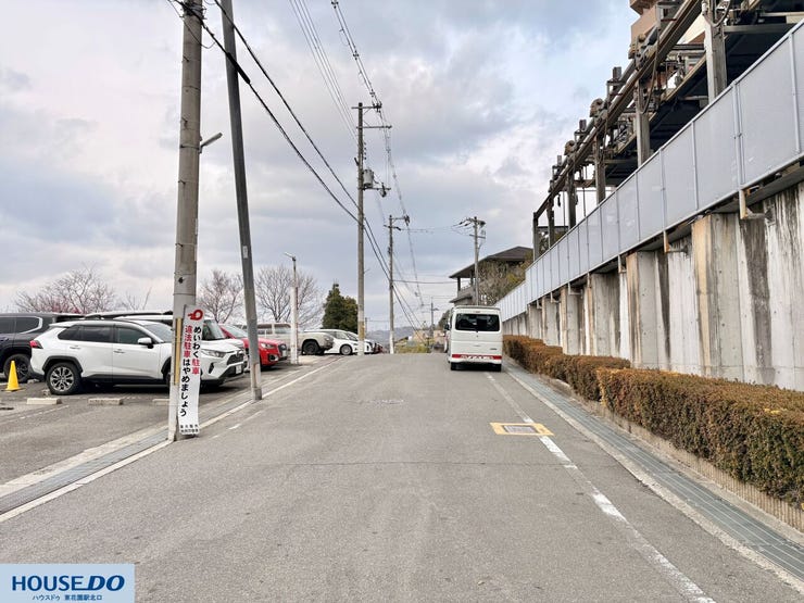 マンションへのアプローチとなる前面道路。視界が開けており、歩行者や車の確認がしやすい環境です。落ち着いた住宅街に位置しており、静かで穏やかな生活環境を重視される方に適した立地です。