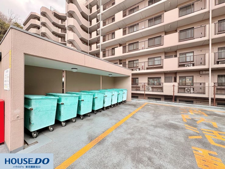 敷地内に設置された、屋根付きの整理整頓されたゴミ置き場です。回収日まで清潔に管理できるよう配慮された設計。共用部の清掃も行き届いており、日々の暮らしを支える管理体制の良さが伺えます。