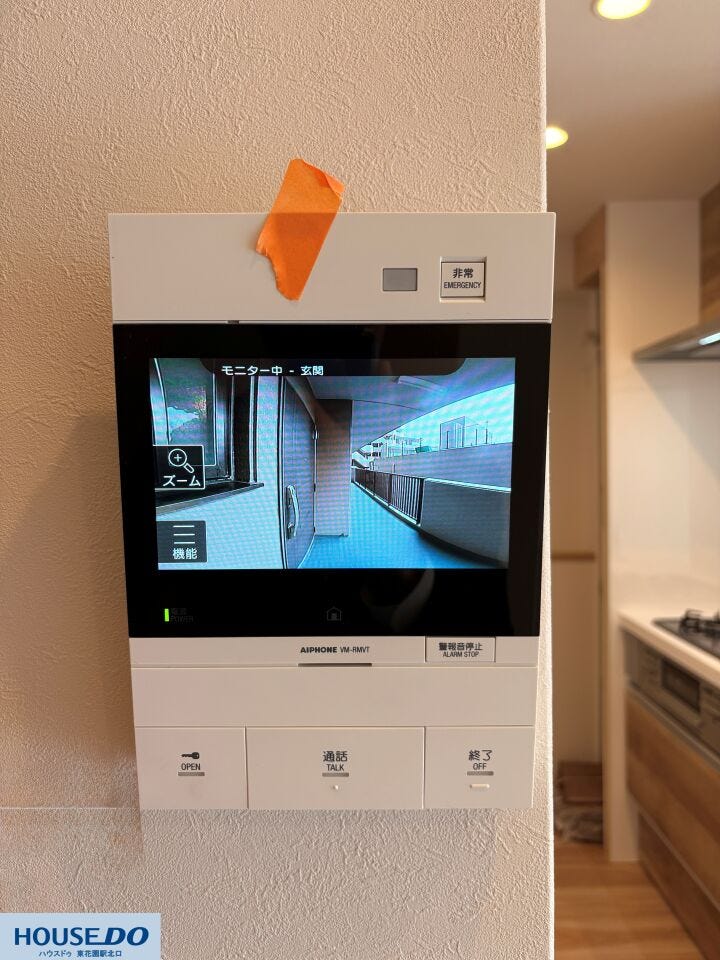 玄関外の様子を室内から鮮明な映像で確認できるモニター付インターホンです。来客時に相手の顔を見てから対応できるため、お子様のお留守番や防犯面でも非常に心強い設備です。