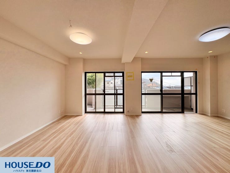 2つの大きな窓から採光を確保した、明るいリビングです。柱の出っ張りが少ない長方形の空間は、家具のレイアウトがしやすく、大型のソファやダイニングテーブルを配置しても、十分な動線を確保できます。