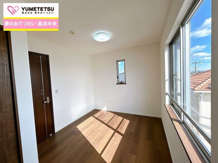 白と木目調を基調にした洋室は落ち着きますね。お部屋のコーディネートも楽しめます。広々とした居住空間は日々の暮らしを彩り、心のやすらぎと満足感を与えてくれます。