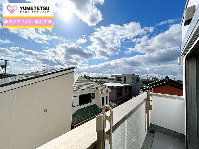 隅々まで陽が差し込み、お洗濯物も大きな布団もあっという間に乾きそう☆季節ものの大きな洗濯ものを干してもまだまだ余裕のある広いバルコニー☆