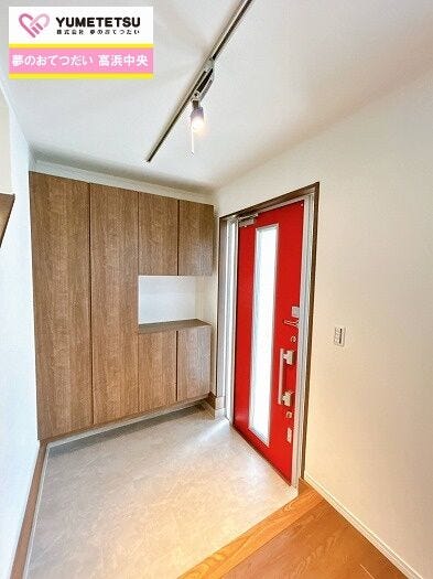 明るくコントラストのある、開放感と清潔感を兼ね備えています。
大容量のシューズボックスはいつでも玄関をスッキリすることができます♪