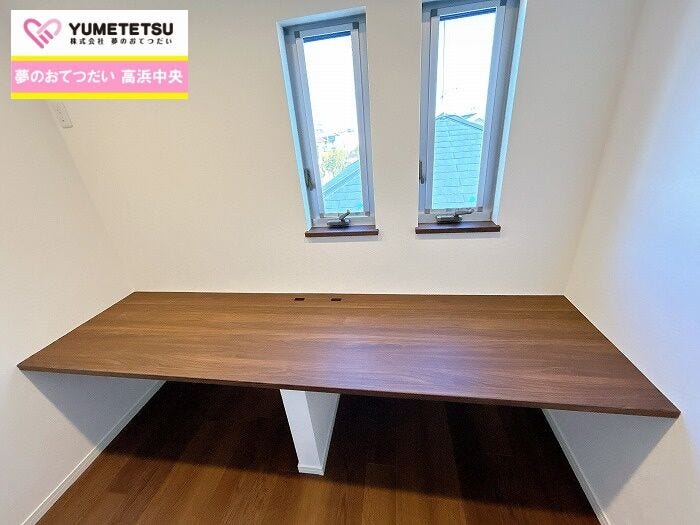 3階のホールには机があり、学習スペースに便利ですね♪