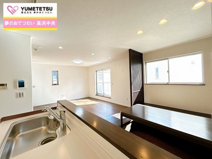 明るい横幅広々キッチンで親子並んで料理も可能です♪
リビングで遊ぶお子様の様子を見つつ、家族との会話を楽しみながら家事を進めることができる対面式キッチン☆