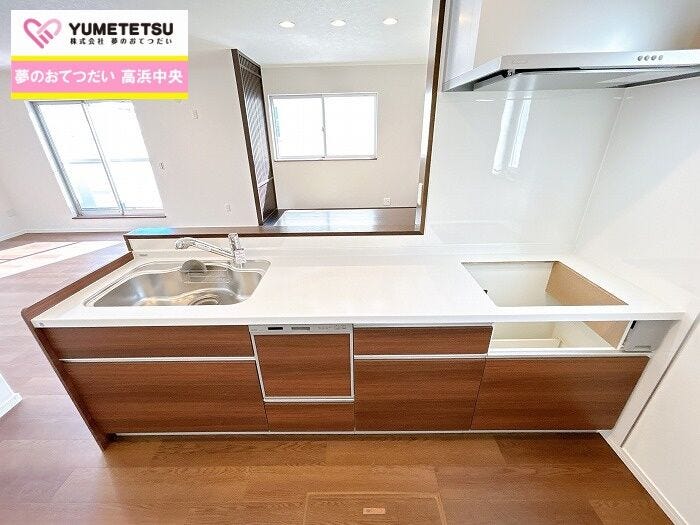 リビングを見渡せるから面倒なお皿洗いも好きなテレビ番組を見てやれば、あっという間に終わるはず♪
調理器具や調味料等、大容量の≪収納力≫を備えたシステムキッチンです☆