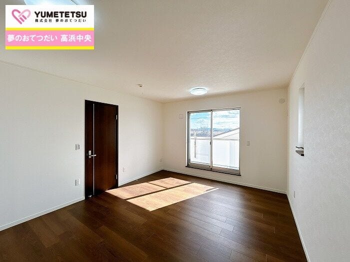 家族それぞれが、安らぎの空間でプライベートタイムを過ごせるよう配置。
バルコニーに面しているので開放感があり、暖かな光とさわやかな風が届き、毎日の暮らしに満足をプラスします!居室は