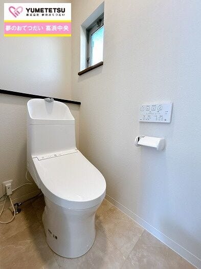 1階と2階に2カ所あるので、朝の混雑時に大活躍☆
小窓からの採光と換気ができるのがうれしいポイント!