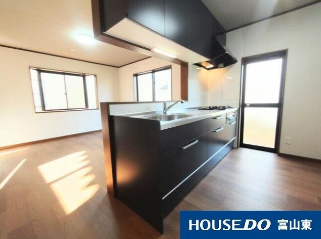 お料理中でも家族と会話が楽しめる対面キッチン!