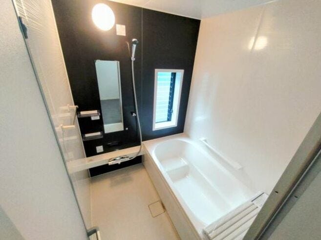 1日の疲れを癒す浴室!ベンチタイプの浴槽なので小さなお子様から、ご高齢の方まで安全に入浴できます◎