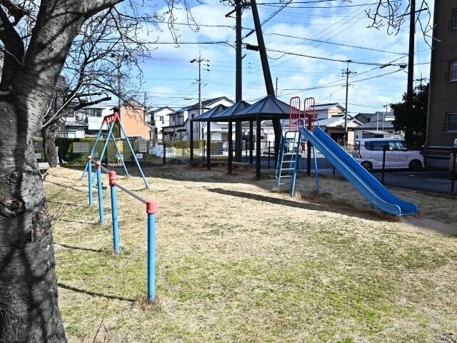 敷地内に芝生の公園があります。小さなお子様と遊ぶのに良さそうですね。