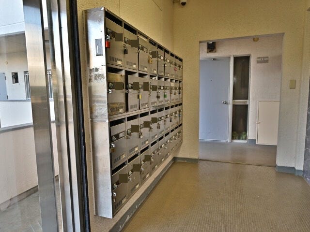 エレベーター出入り口正面に集合ポストあります。