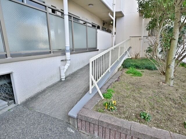 ゆるやかなスロープがあり、ベビーカー、車椅子、シルバーカーなど安心で荷物の搬入も楽そうです。