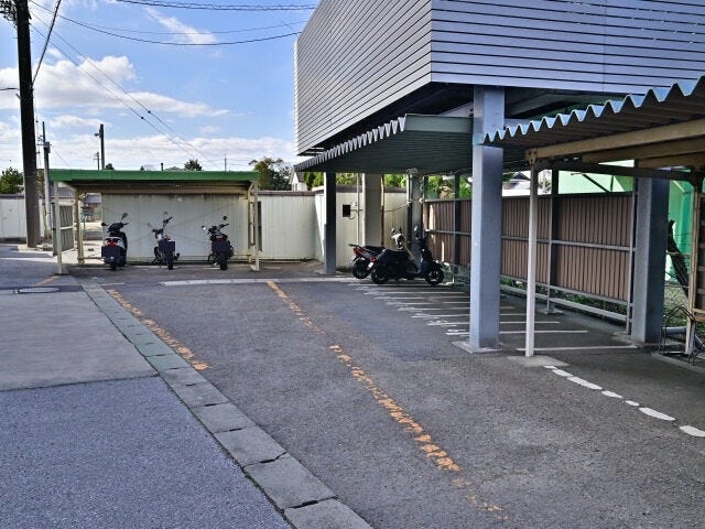 バイク置き場です。屋根付きなので自転車に直接雨が当たりにくく雨の日も安心です。