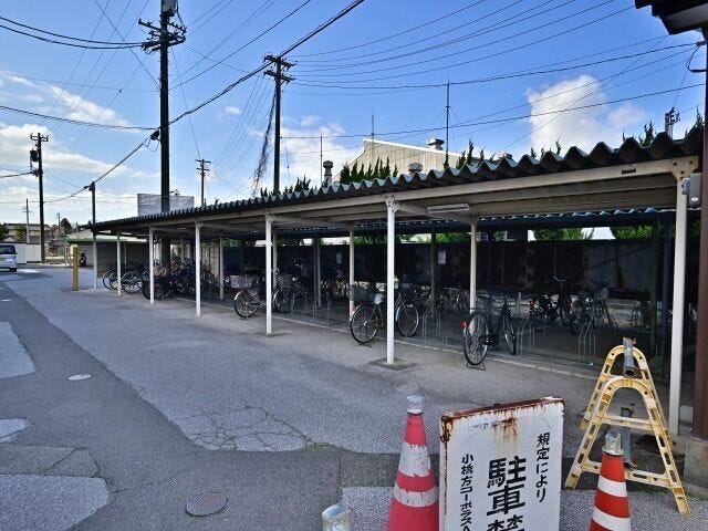 駐輪場は屋根付きなので自転車に直接雨が当たりにくく雨の日も安心です。