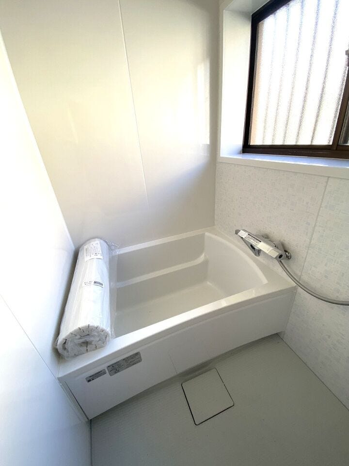 換気や採光に便利な窓が備わった明るいバスルームです。新品の設備ならではの清潔さと快適さを体感しながら、朝のシャワーも夜の入浴も、プライベートな時間を贅沢に過ごせる機能的な空間に♪