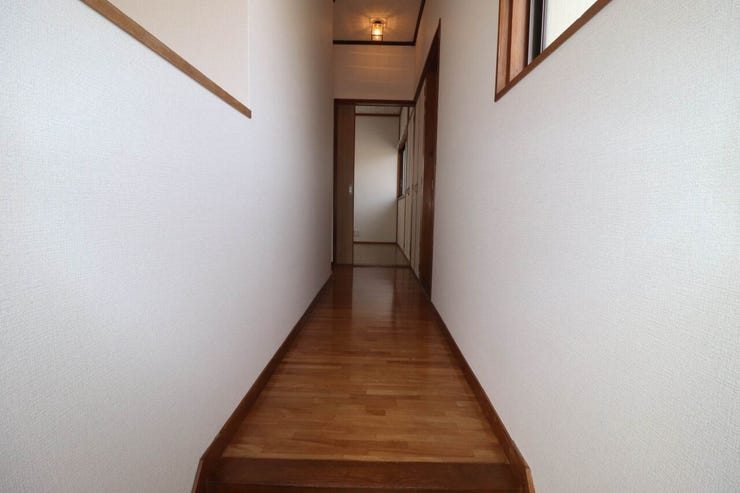 家族のプライベート、ドライヤーのブワーの音も遮ってくれるのはこの廊下の恩恵です♪