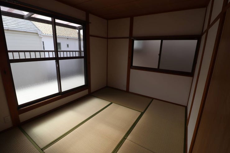 和室の一番のメリットは汎用性の高さです。客間やリビングのような使い方ができる一方、食事を運んできてそこで食べることもできます。布団を敷けば、寝室としても使っていただけます♪