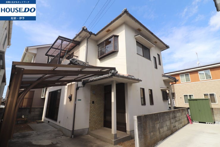 【外観】
徒歩圏内に学校やスーパーが揃う便利な立地にありながら、静かな住環境を維持しています。駐車スペースから玄関へのアクセスもスムーズで、重い荷物を持っての帰宅時も負担が少ない、機能的な配置が魅力です♪