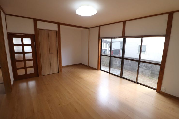 木のぬくもりが感じられるナチュラルな雰囲気にふんだんに陽射しが注ぐ明るいリビングには家族が集い自然に笑顔に♪