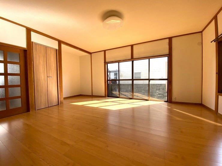 降り注ぐ陽光をいっぱいに浴びて、ライトと共にLDK全体を明るく・開放感のある空間。多くの時間を過ごすLDKだからこそあたたかな空間で安らげます♪