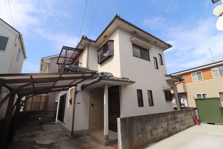 落ち着いた住宅街に馴染む、清潔感のある外観デザインです。カースペースは軽自動車2台分を確保しており、共働きの家庭でもスムーズな車移動が可能。周辺環境と調和した穏やかな佇まいが家族を迎え入れます♪