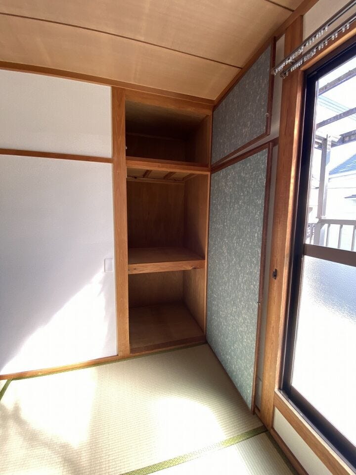 掃除機や日用品のストック。人目に付く所には置きたくない物はこっそり収納しちゃいましょう♪