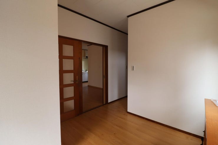 リビングへと続く廊下がこの先の楽しい空間を予感させます♪