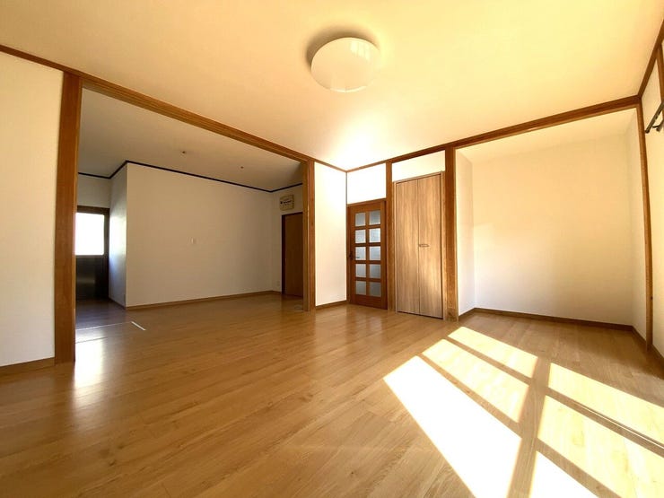 約17帖の広さを誇るLDKは、大きな窓からあたたかな陽射しが注ぎ込む開放的な空間です。家族が自然と集まり、ソファでくつろぎながら団らんのひとときを過ごせる、住まいの中心となる場所です♪