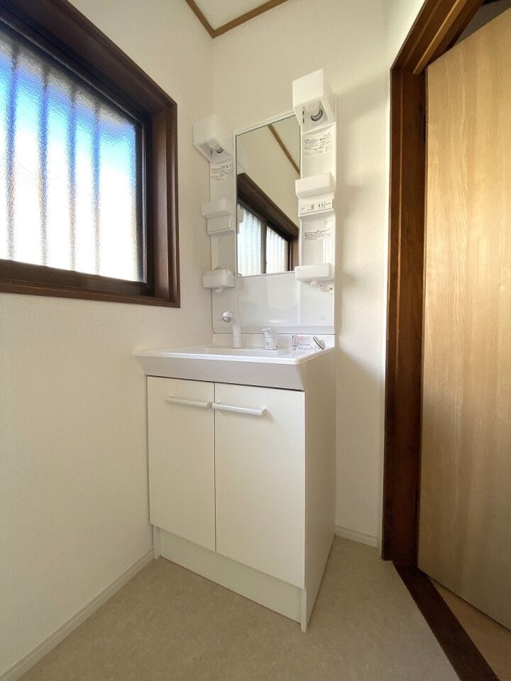 LEDライトに照らされながら毎日のメイク・セット・スキンケア、使う度にモチベーションを上げてくれる素敵な空間です♪居室からも独立しており、プライベート空間を保ちます♪