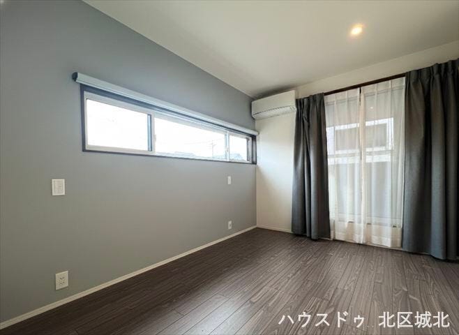 横長窓+掃き出し窓で明るい7帖洋室。落ち着いた内装で主寝室や書斎にも使いやすい空間です。
※イメージ画像(実際の写真をもとに家具等をCGで除去したものになります)