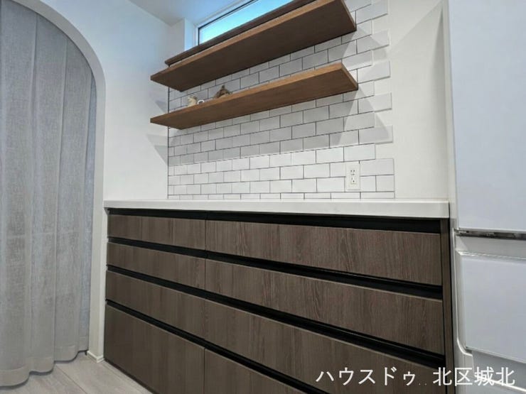 デザイン性の高いカップボード。収納力と見せる収納を両立。
※イメージ画像(実際の写真をもとに家具等をCGで除去したものになります)