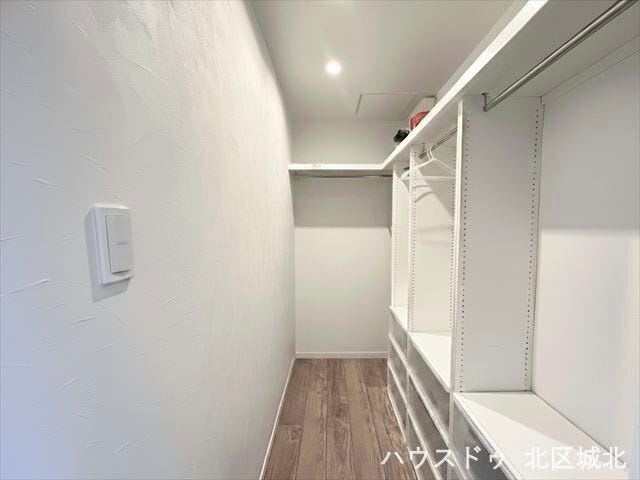 ハンガーパイプ+可動棚付きのウォークインクローゼット。衣類や小物をまとめて収納できる便利な大型収納です。
※イメージ画像(実際の写真をもとに家具等をCGで除去したものになります)