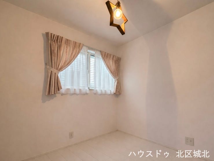 アクセントクロスがおしゃれな約4.7帖の洋室。子ども部屋や書斎にも使いやすい、明るく使い勝手の良い一室です。
※イメージ画像(実際の写真をもとに家具等をCGで除去したものになります)