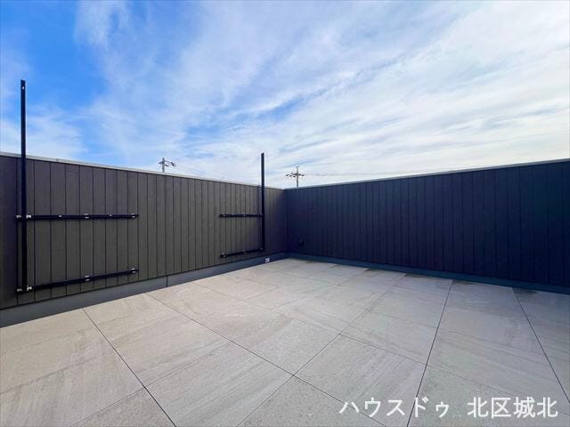 屋上のルーフバルコニー。青空の下でくつろげる開放的なプライベート空間。BBQやカフェタイムなど多用途に楽しめます。