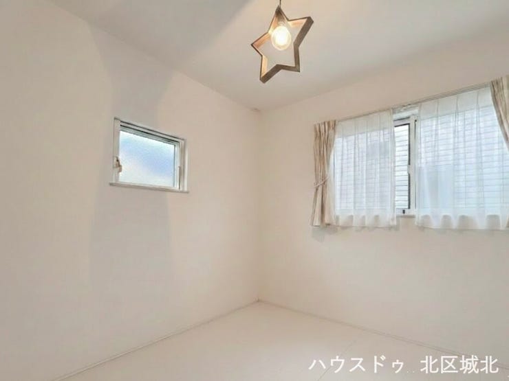 やさしい色合いでまとめられた約4.5帖の洋室。コンパクトながらも窓付きで明るく、子ども部屋やワークスペースにも使いやすい空間
※イメージ画像(実際の写真をもとに家具等をCGで除去したものになります)