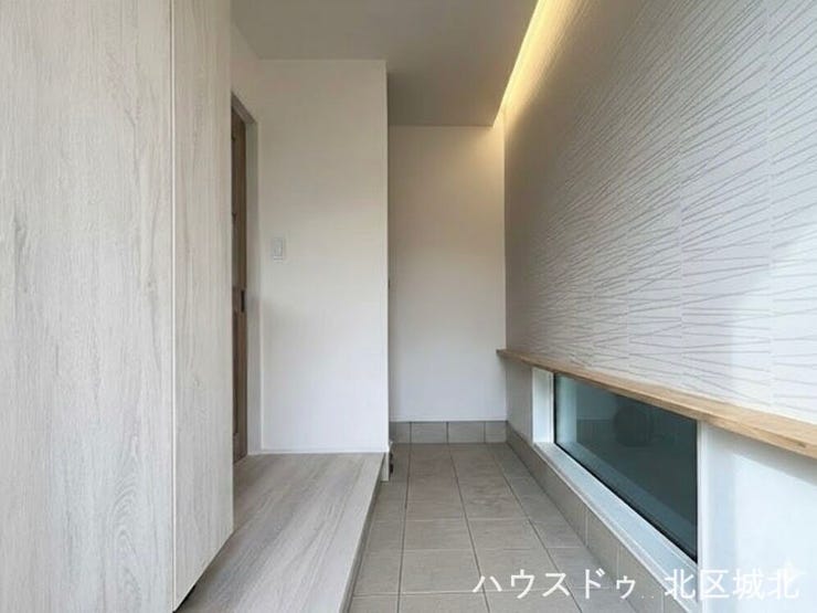 デザイン性のある照明と採光で、明るく気持ちよく迎えてくれる玄関。
※イメージ画像(実際の写真をもとに家具等をCGで除去したものになります)