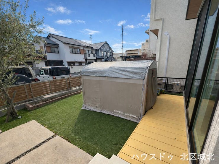 人工芝とウッドデッキが広がる開放的なお庭。お子様の遊び場やBBQ、ガーデニングなど多彩に楽しめます。