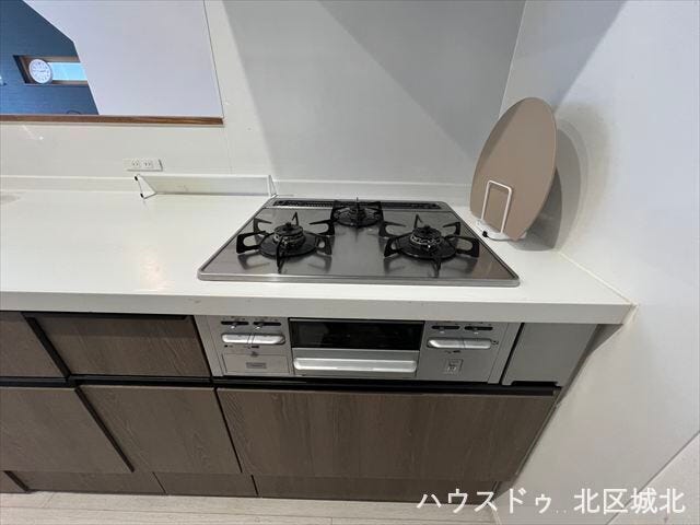 3口コンロで鍋も楽々置くことができますね。ご夫婦でお料理をする際も調理がスムーズに進めやすいメリットも◎