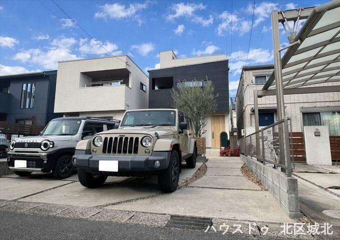 並列2台駐車可能なゆとりのカースペース。大型車もゆったり停められます。