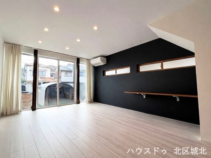 陽当たり良好の開放的なリビング。ワークカウンター付きで在宅ワークにも◎
※イメージ画像(実際の写真をもとに家具等をCGで除去したものになります)